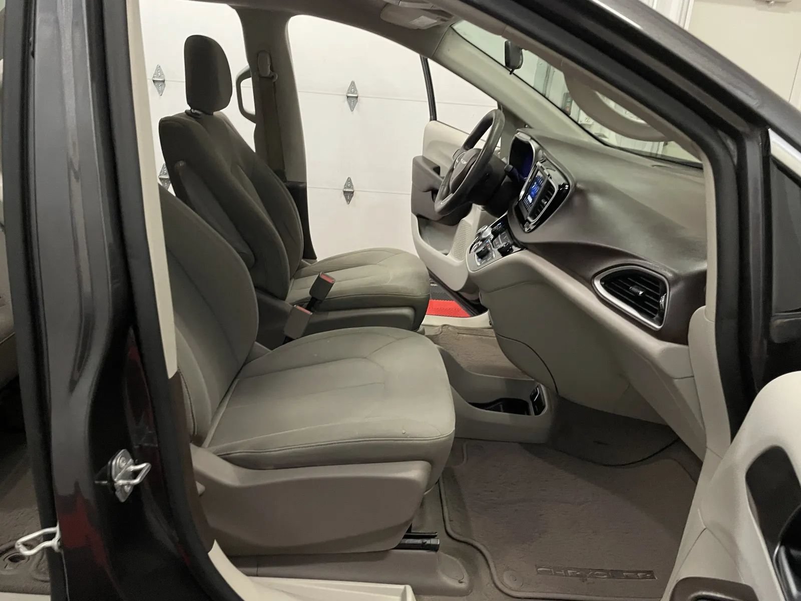 Used 2018 Chrysler Pacifica LX FWD image 39
