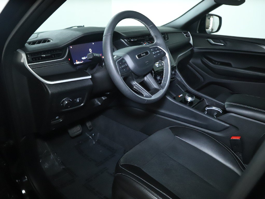 Used 2025 Jeep Grand Cherokee Altitude AWD/4WD image 17