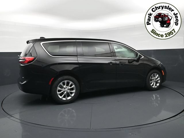 Certified 2025 Chrysler Pacifica Select AWD/4WD image 6
