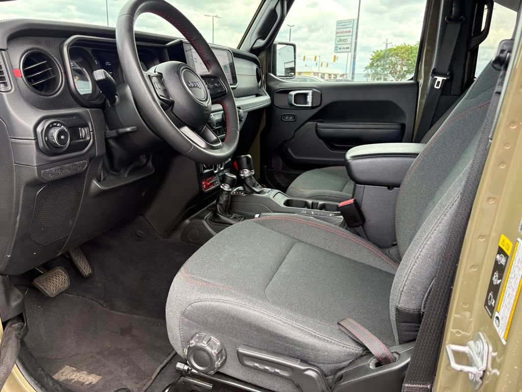 Used 2025 Jeep Wrangler Unlimited Rubicon AWD/4WD image 14