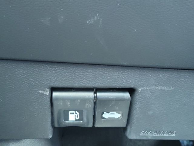 Used 2025 Nissan Versa SR w/ Trunk Package image 31