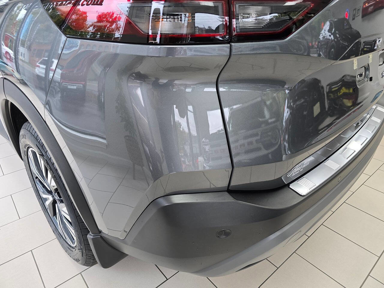 Used 2023 Nissan Rogue SV w/ SV Premium B Package image 11