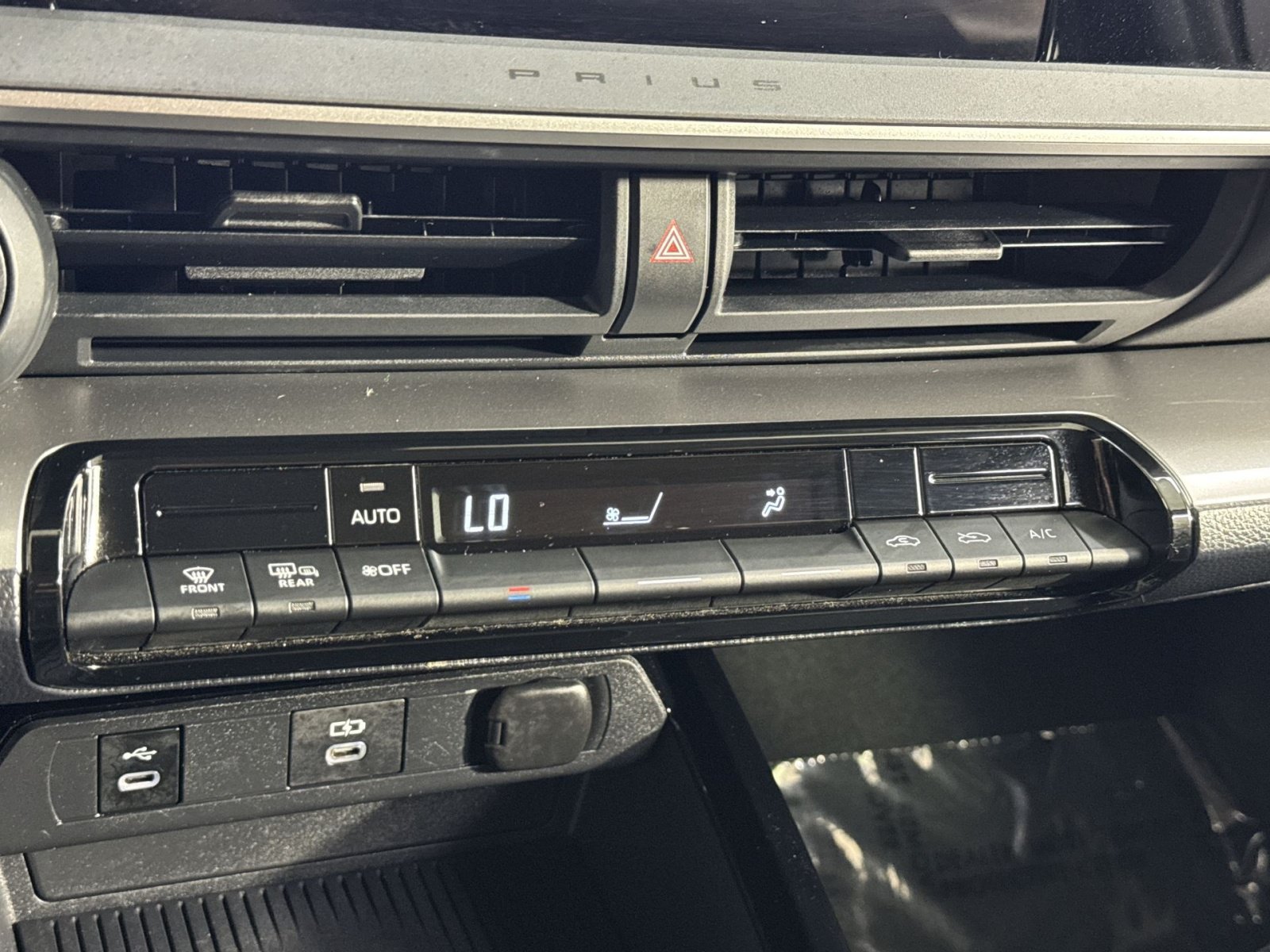 Used 2025 Toyota Prius LE AWD/4WD image 33