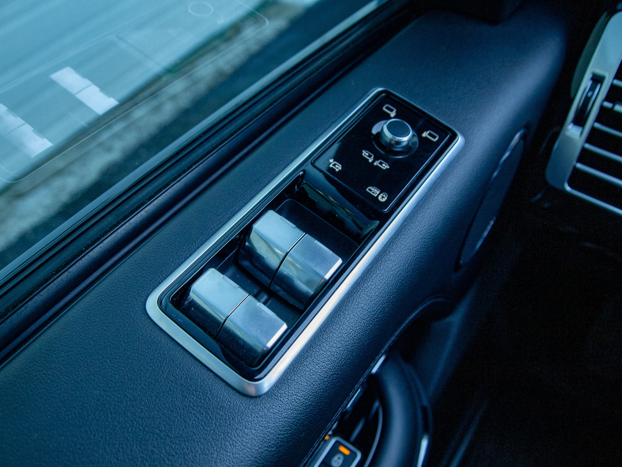 Used 2020 Land Rover Range Rover HSE image 12