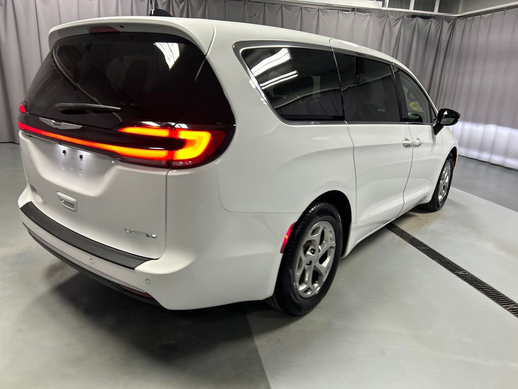 Used 2024 Chrysler Pacifica Limited image 7