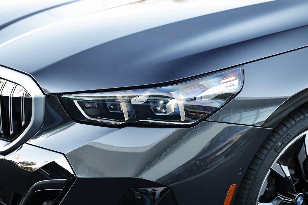 New 2026 BMW 550e xDrive w/ Premium Package image 12