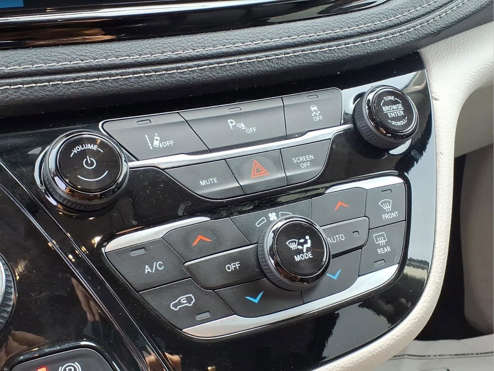 Used 2023 Chrysler Pacifica Touring-L image 9