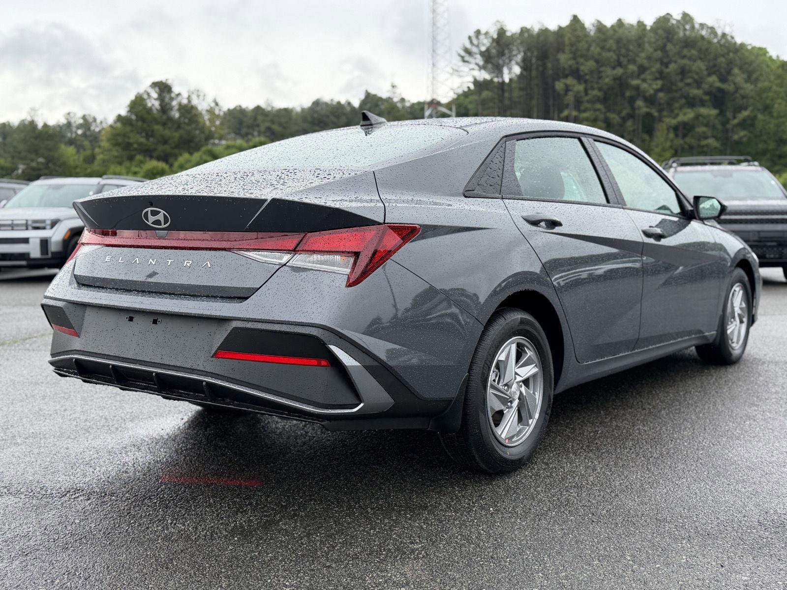 New 2026 Hyundai Elantra SE FWD image 3