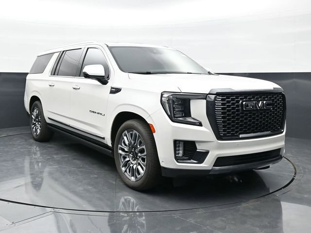 Used 2023 GMC Yukon XL Denali Ultimate AWD/4WD image 4