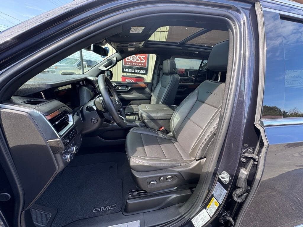 Used 2025 GMC Yukon Denali w/ Sun & Power Step Package image 3