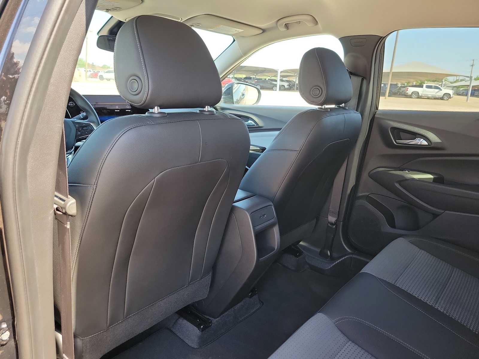 Used 2025 Chevrolet Trax LT w/ LT Convenience Package FWD image 16