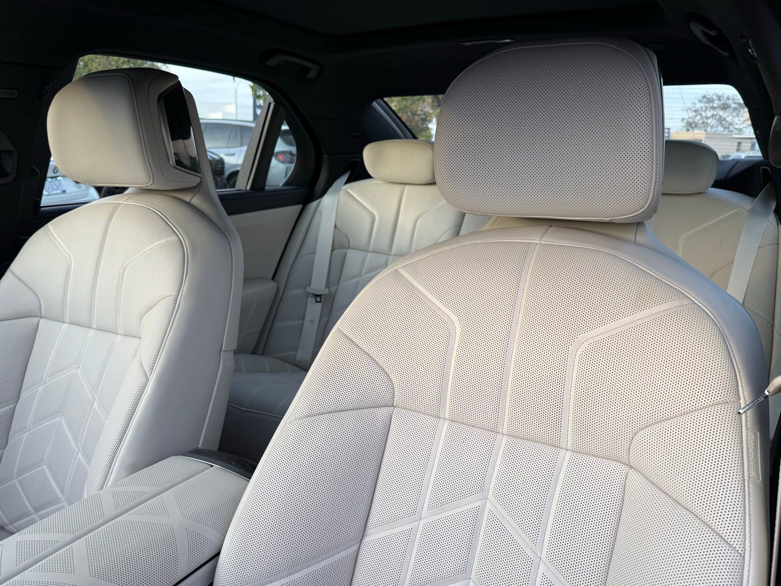 Used 2025 BMW 760i xDrive image 24