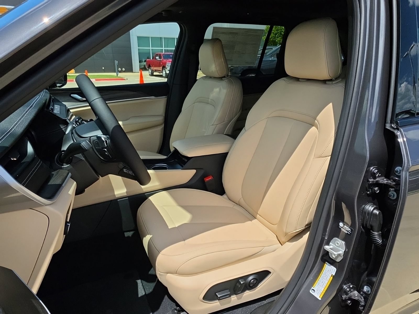 New 2026 Jeep Grand Cherokee Limited w/ Limited Altitude Package AWD/4WD image 14