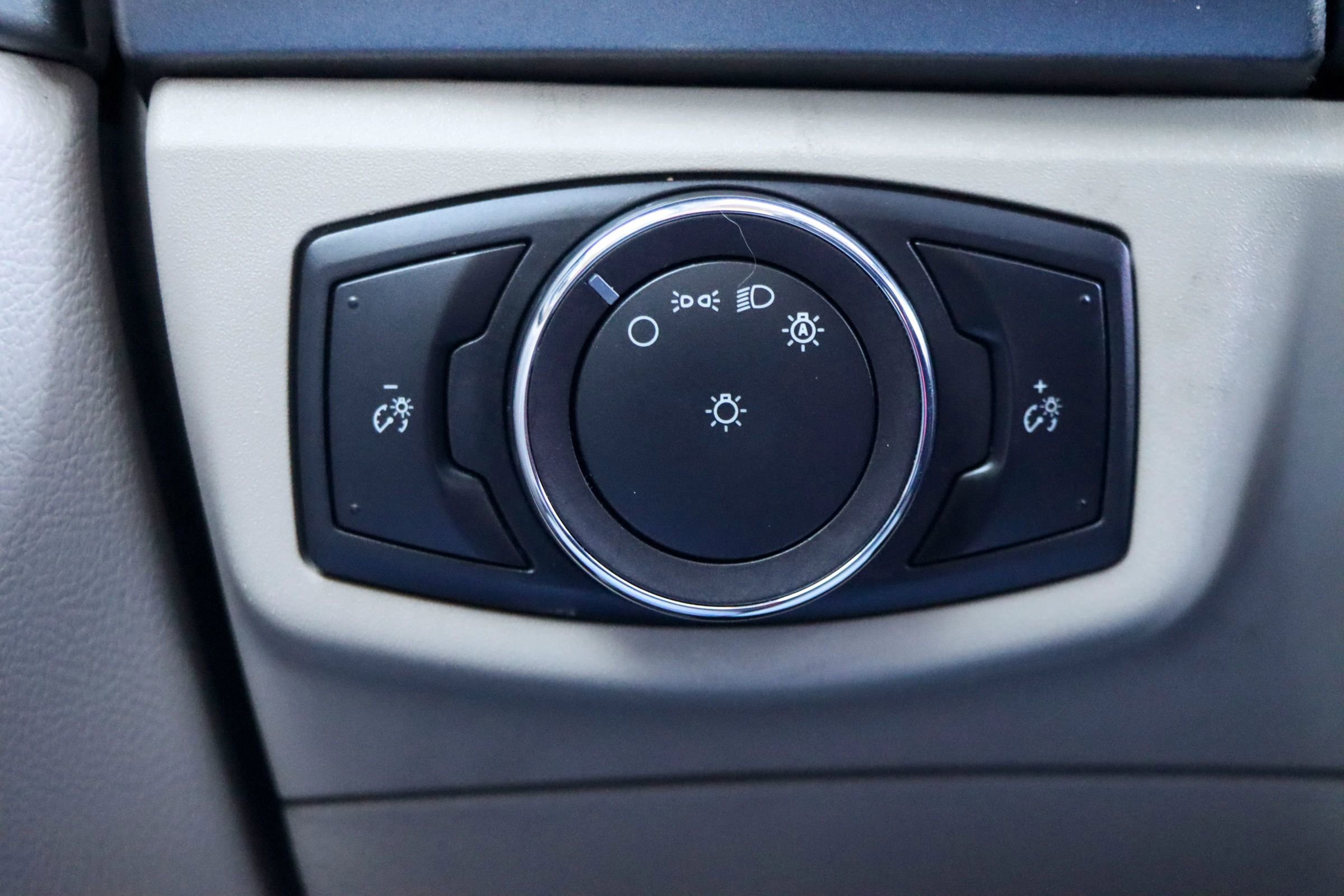 Used 2020 Ford Fusion SE FWD image 29