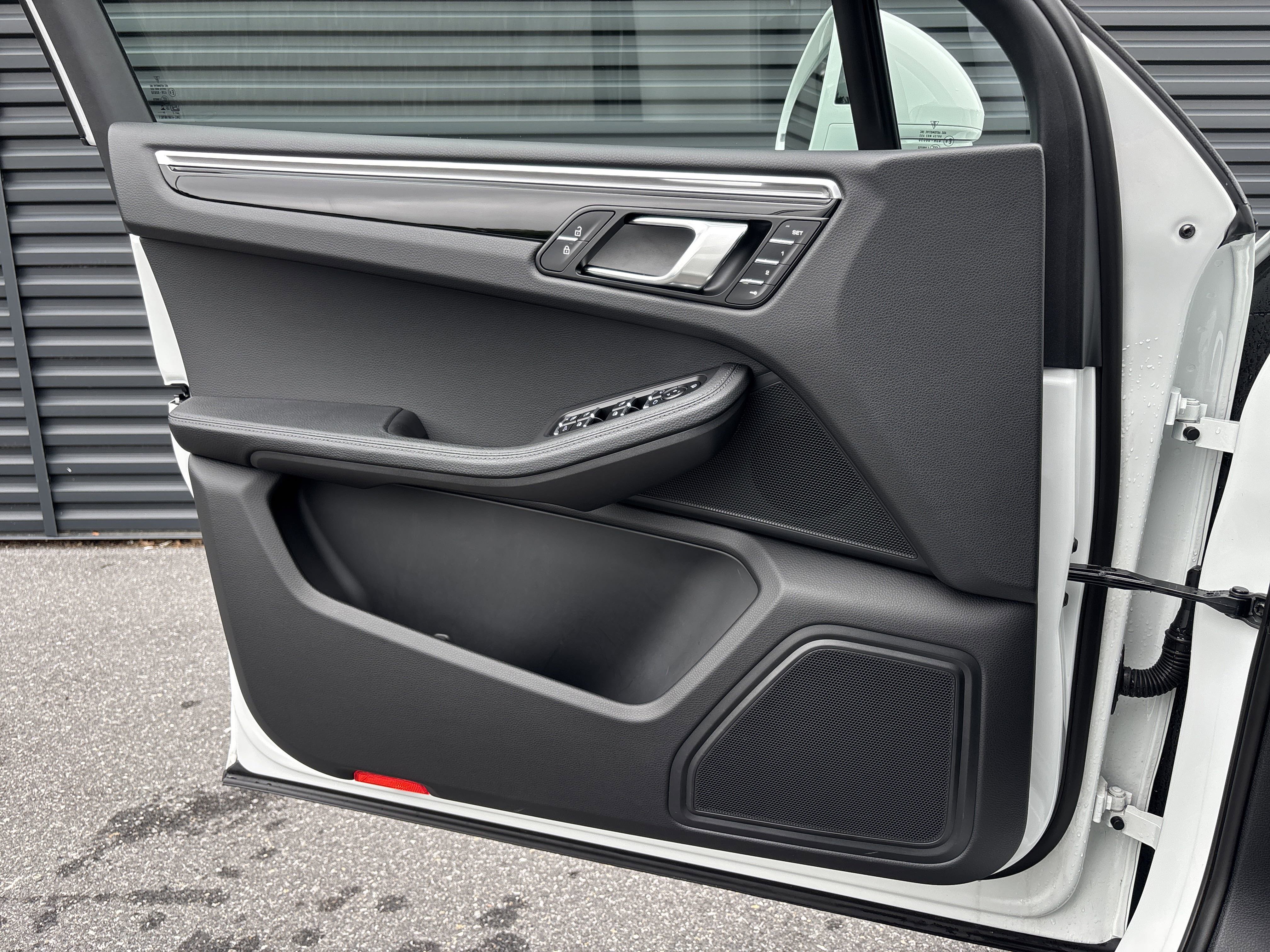 Certified 2025 Porsche Macan image 14