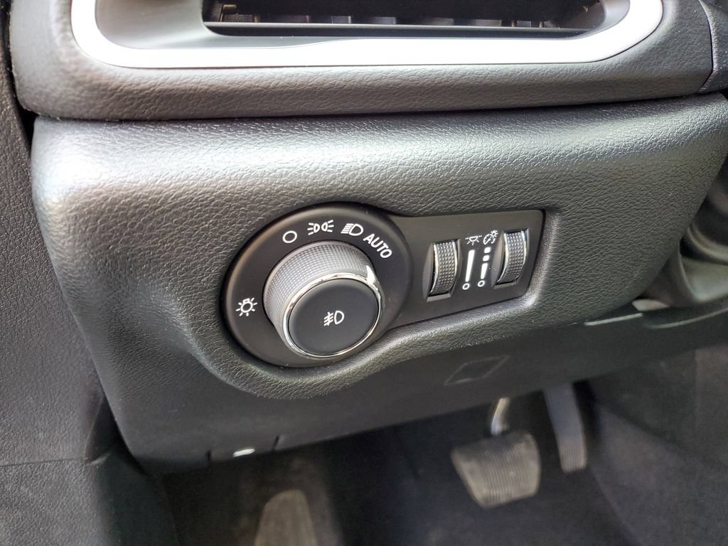Used 2025 Chrysler Pacifica Select FWD image 13