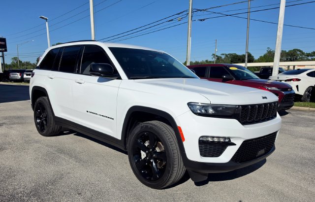 Used 2024 Jeep Grand Cherokee Limited w/ Black Appearance Package AWD/4WD image 7