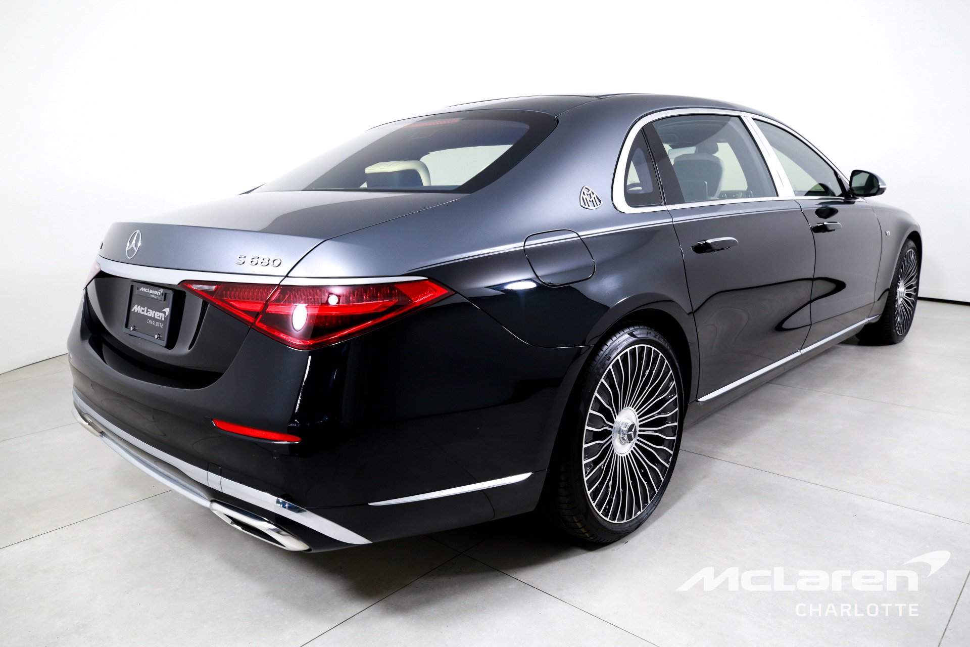 Used 2023 Mercedes-Benz Maybach S 680 4MATIC w/ Manufaktur Leather Package image 8