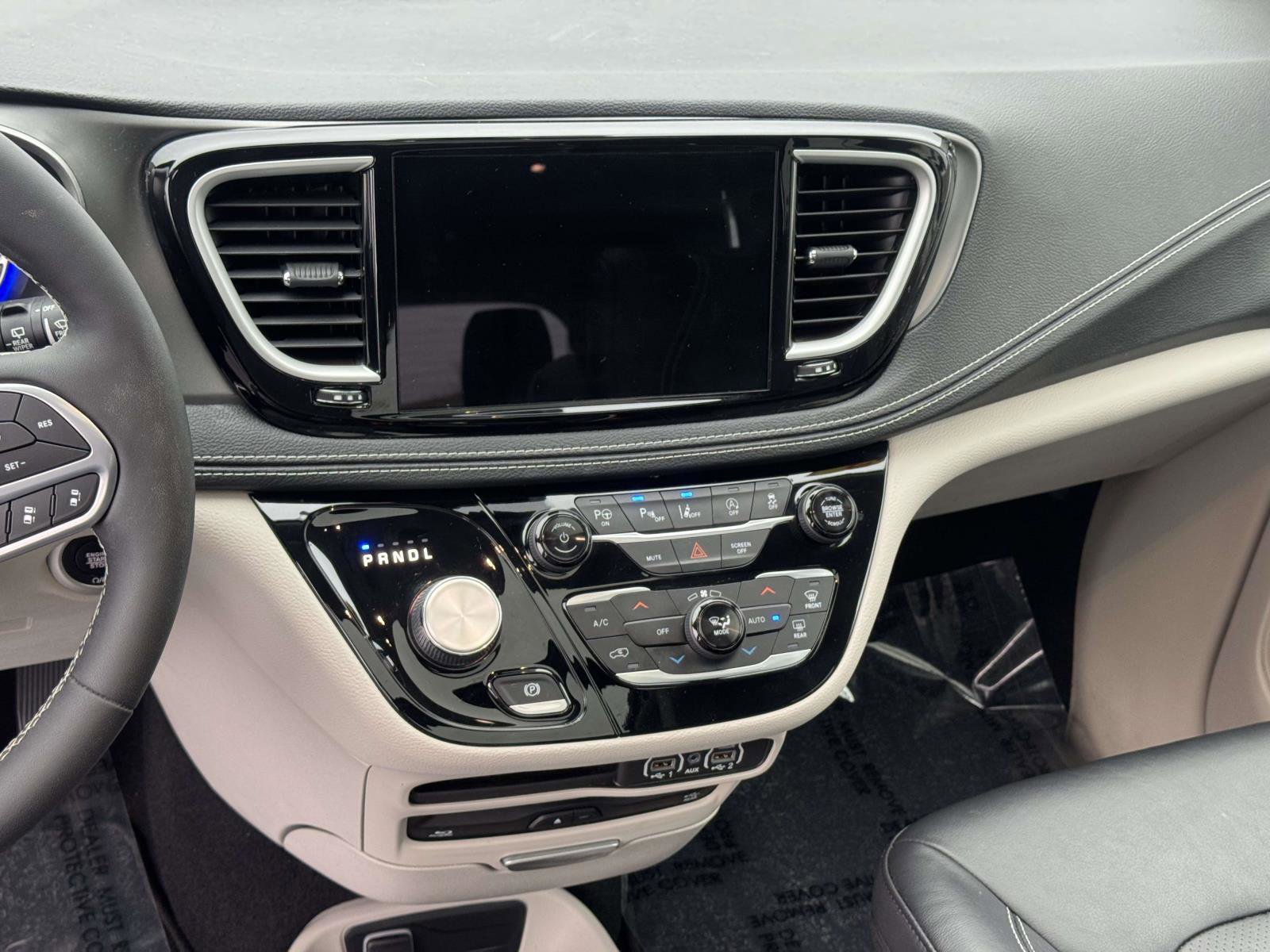 Used 2022 Chrysler Pacifica Touring-L w/ Uconnect Theater Family Group AWD/4WD image 3
