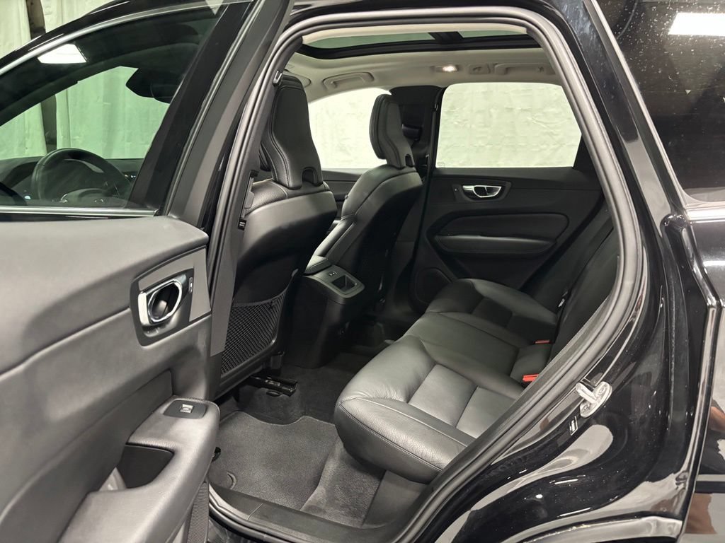 Used 2022 Volvo XC60 B5 Momentum w/ Climate Package AWD/4WD image 38