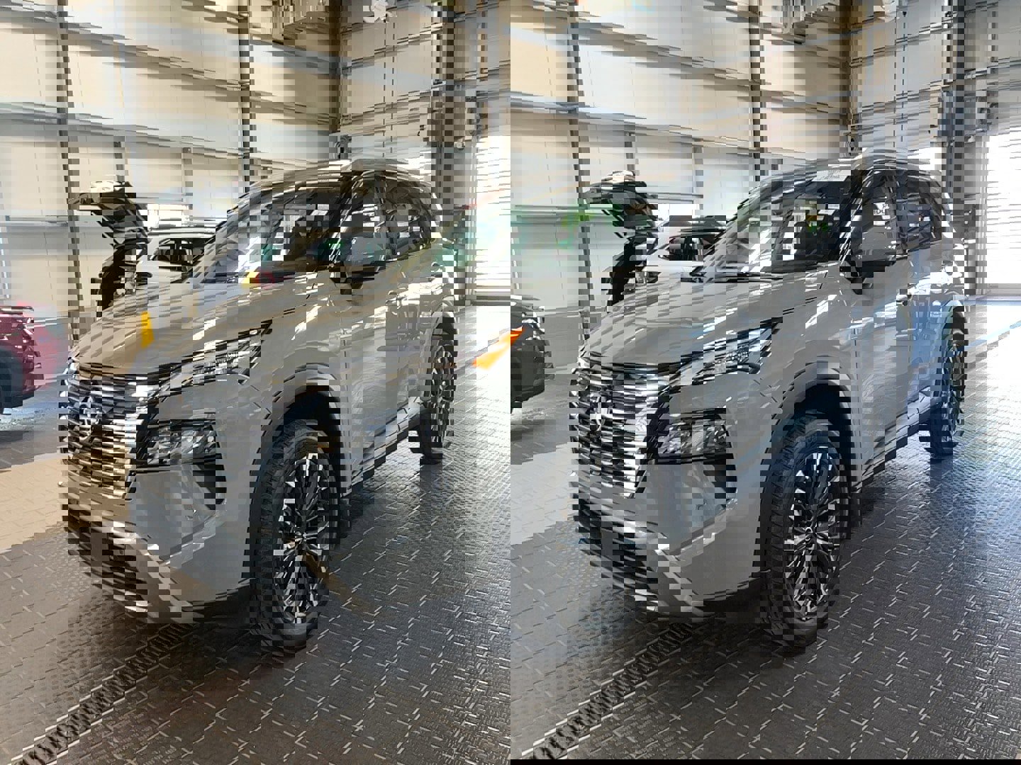 Used 2025 Nissan Rogue SL w/ Tech Package image 2