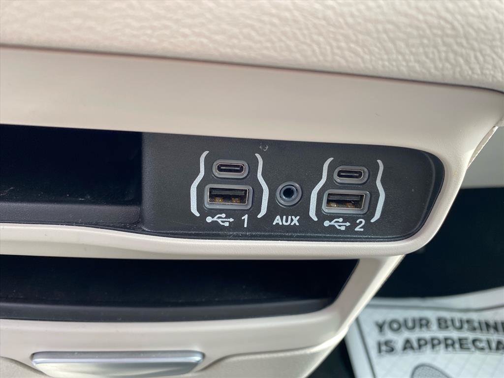 Used 2024 Chrysler Pacifica Touring-L FWD image 12