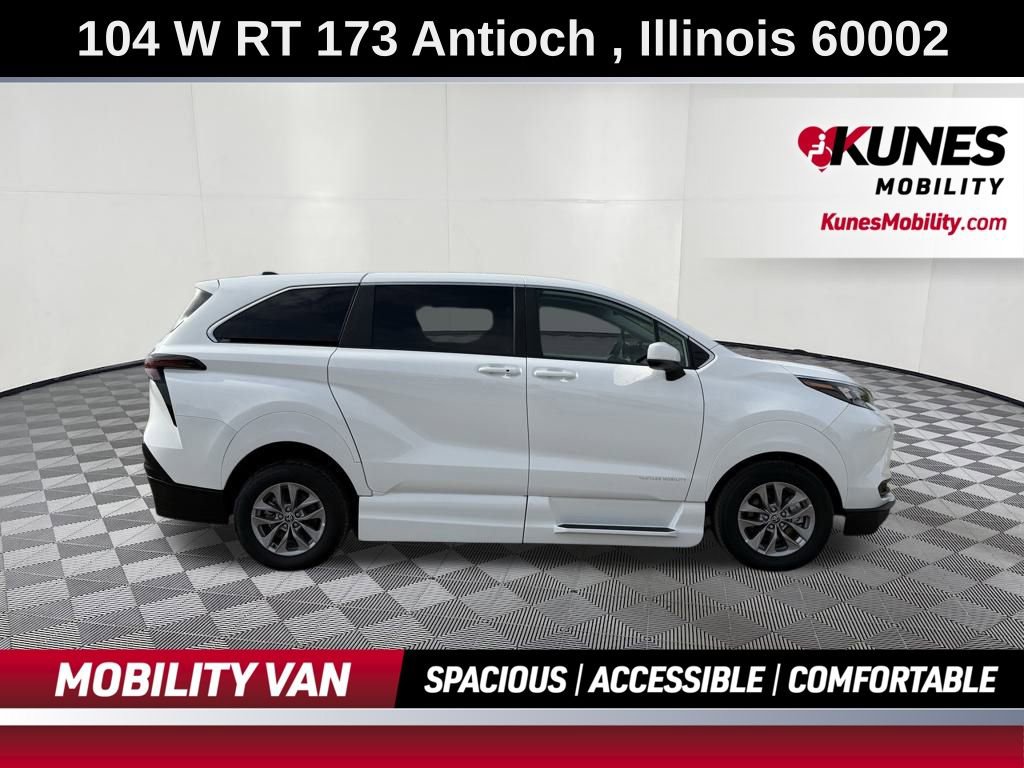 Used 2025 Toyota Sienna LE image 8