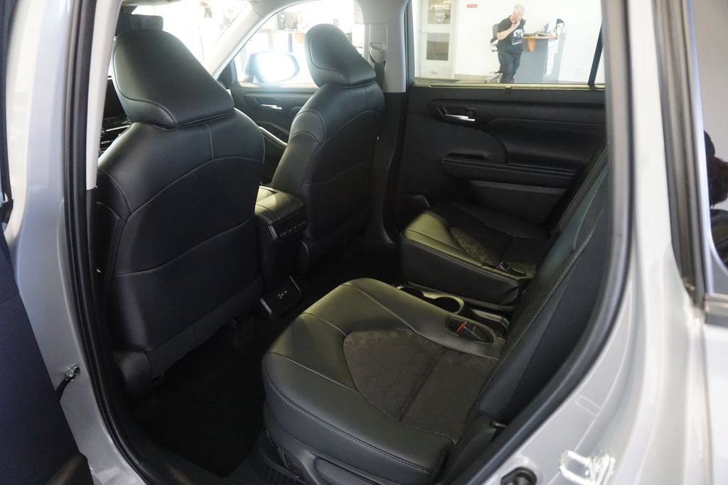 Used 2025 Toyota Highlander XLE AWD/4WD image 24