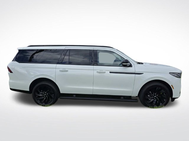 New 2026 Lincoln Navigator L Reserve w/ Jet Appearance Package AWD/4WD image 2