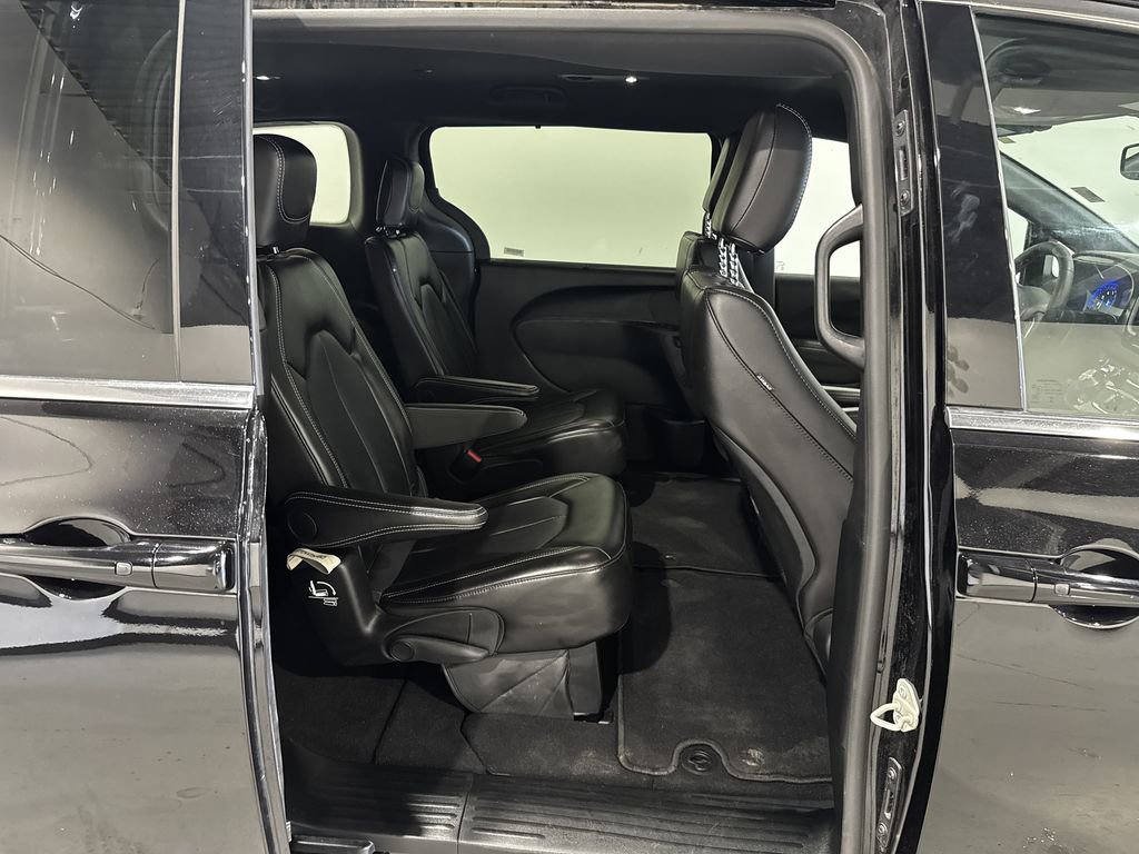 Used 2025 Chrysler Pacifica Select FWD image 24