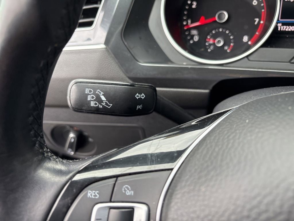 Used 2018 Volkswagen Tiguan SE w/ Panoramic Sunroof Package image 24