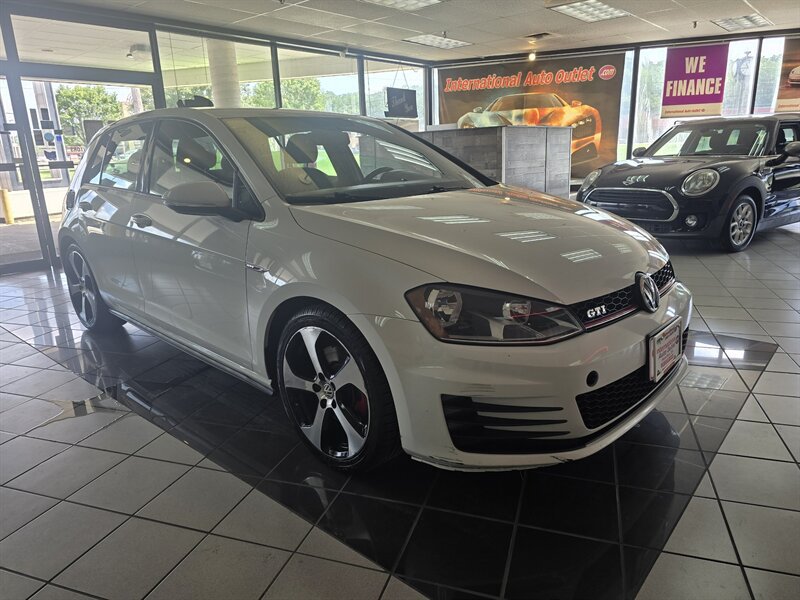 Used 2017 Volkswagen Golf 4-Door FWD image 3
