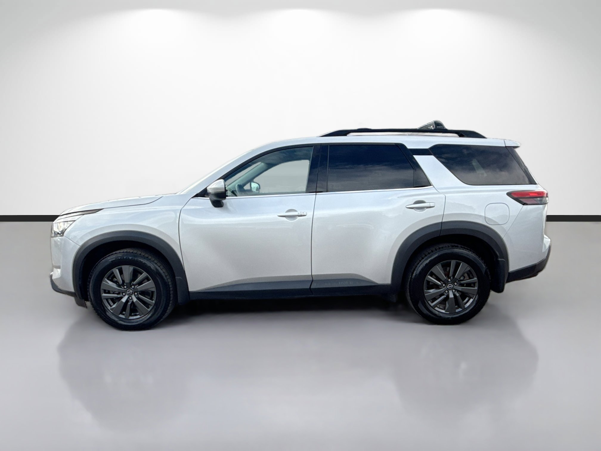 Used 2023 Nissan Pathfinder SV image 6