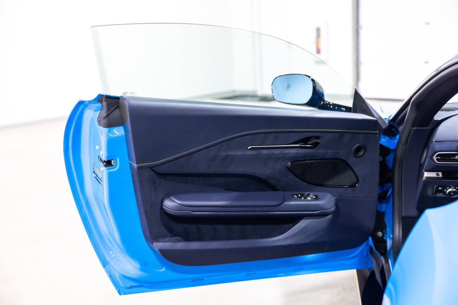 Used 2025 Aston Martin V8 Vantage Coupe image 28