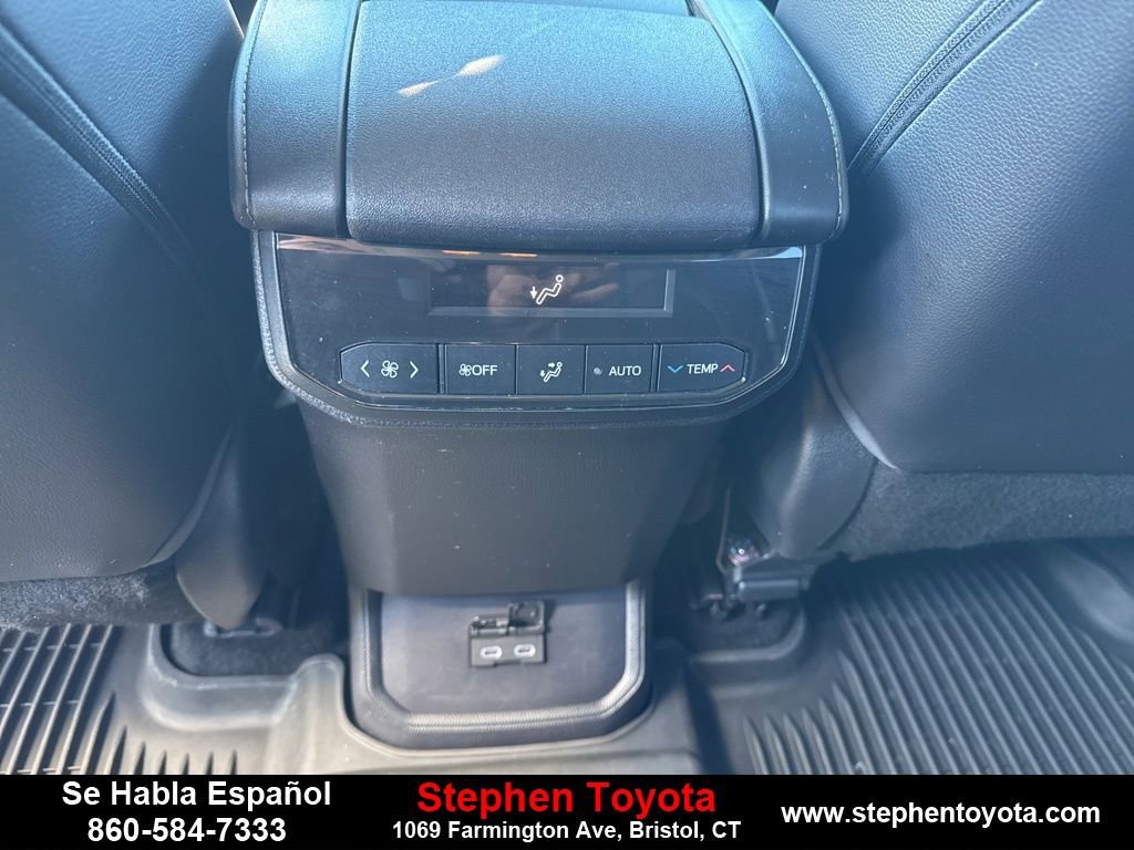 Used 2023 Toyota Highlander XLE AWD/4WD image 11