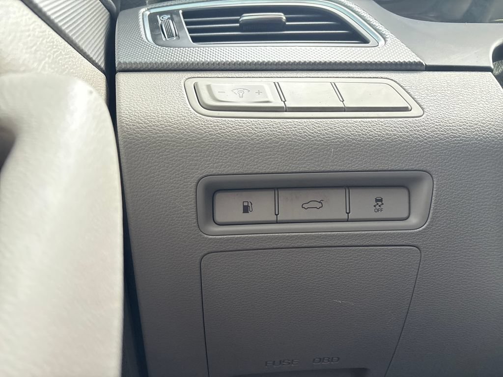 Used 2015 Hyundai Sonata SE w/ Option Group 09 FWD image 9