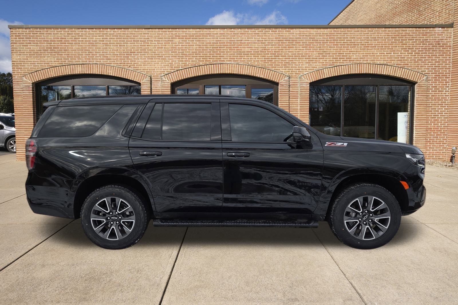Used 2023 Chevrolet Tahoe Z71 w/ Luxury Package image 2