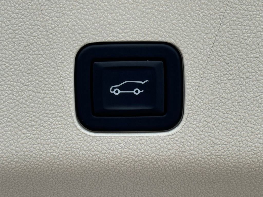 Used 2024 Cadillac Escalade Sport Platinum w/ LPO, ONYX Package AWD/4WD image 38