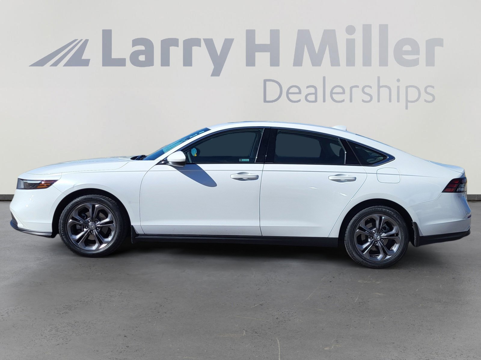 Used 2023 Honda Accord EX image 2