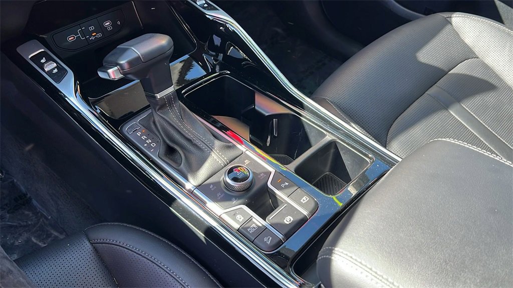 Certified 2025 Kia Sorento SX image 13