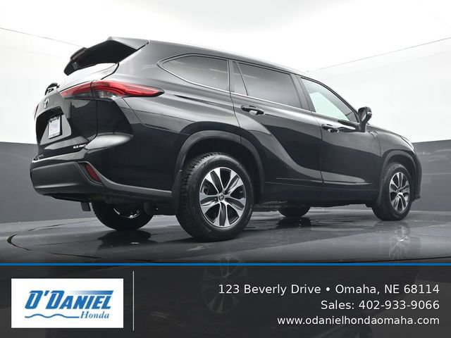 Used 2023 Toyota Highlander XLE AWD/4WD image 12