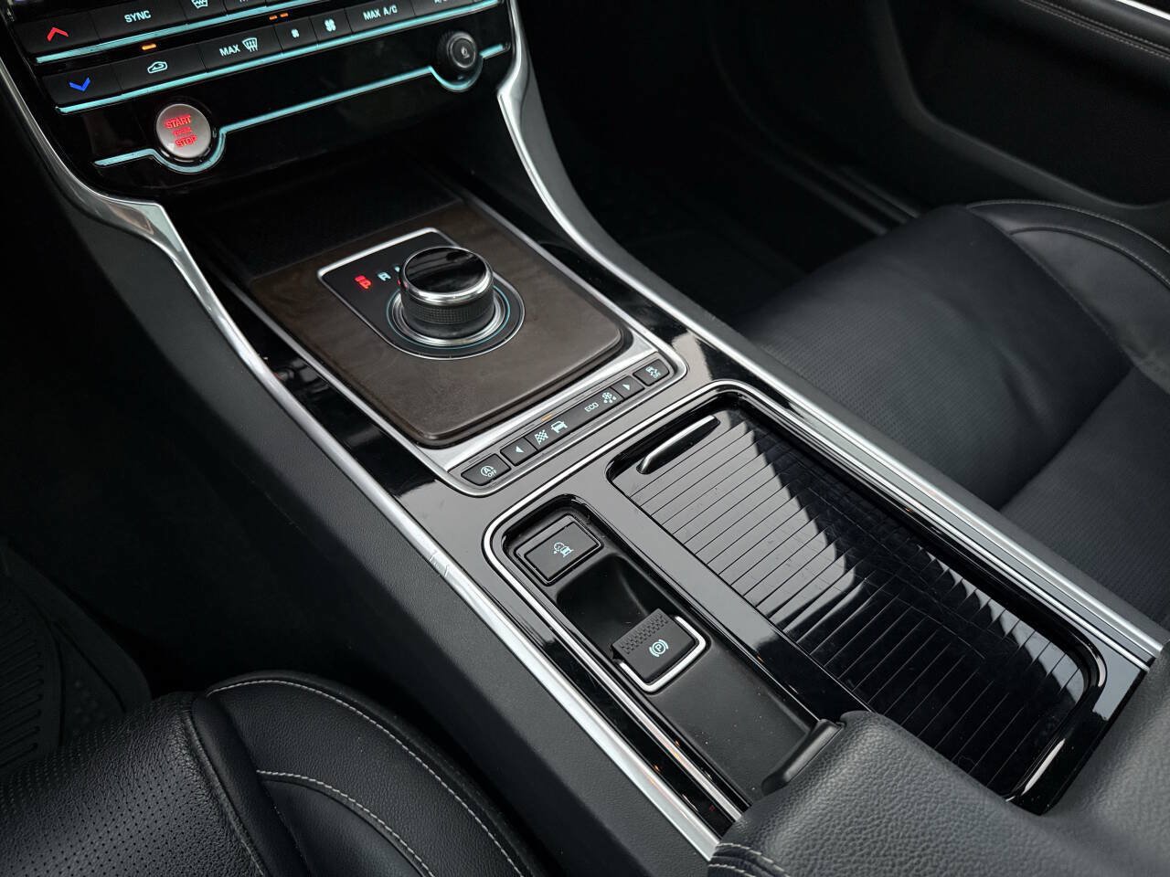 Used 2018 Jaguar XF R-Sport AWD/4WD image 28