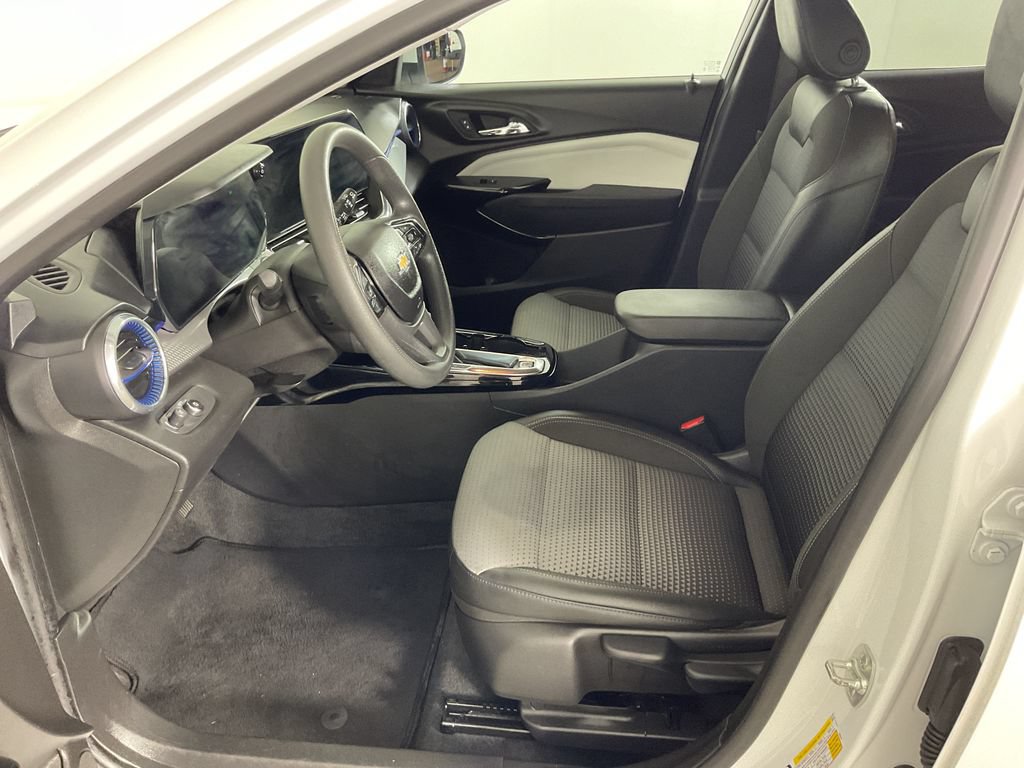 Used 2025 Chevrolet Trax LT FWD image 17