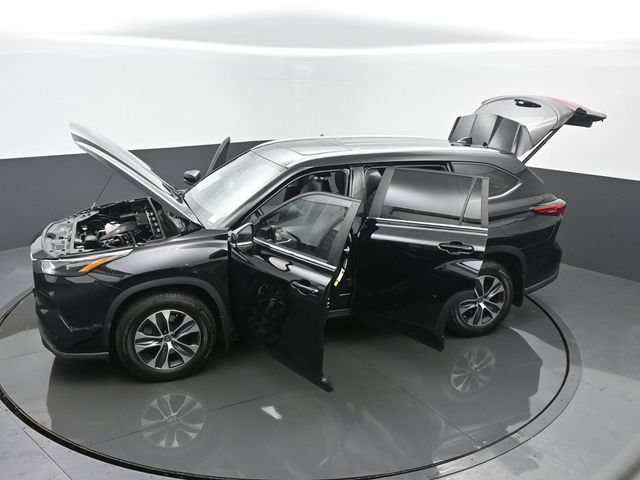Used 2023 Toyota Highlander XLE AWD/4WD image 65