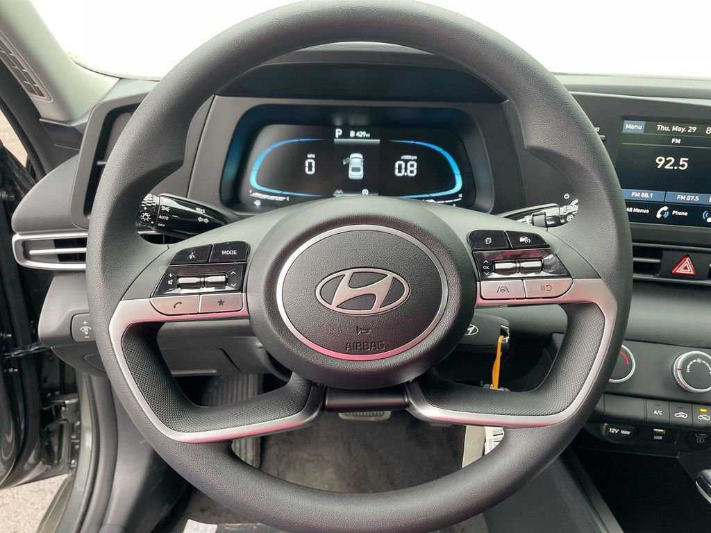 Used 2025 Hyundai Elantra SE image 40