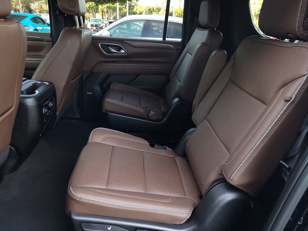 Used 2023 Chevrolet Suburban High Country image 13