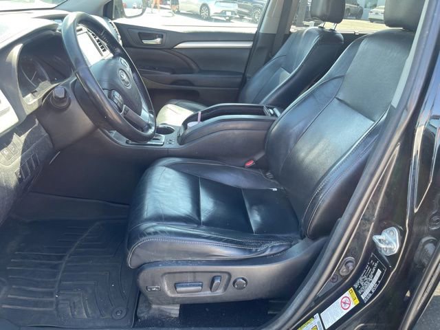 Used 2017 Toyota Highlander XLE w/ Carpet Mat Package AWD/4WD image 11