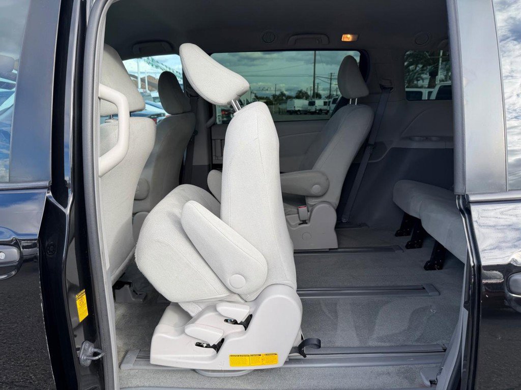 Used 2014 Toyota Sienna L image 37
