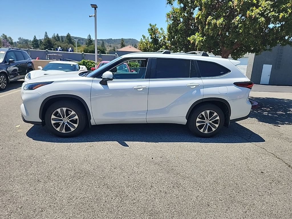 Used 2024 Toyota Highlander XLE FWD image 2