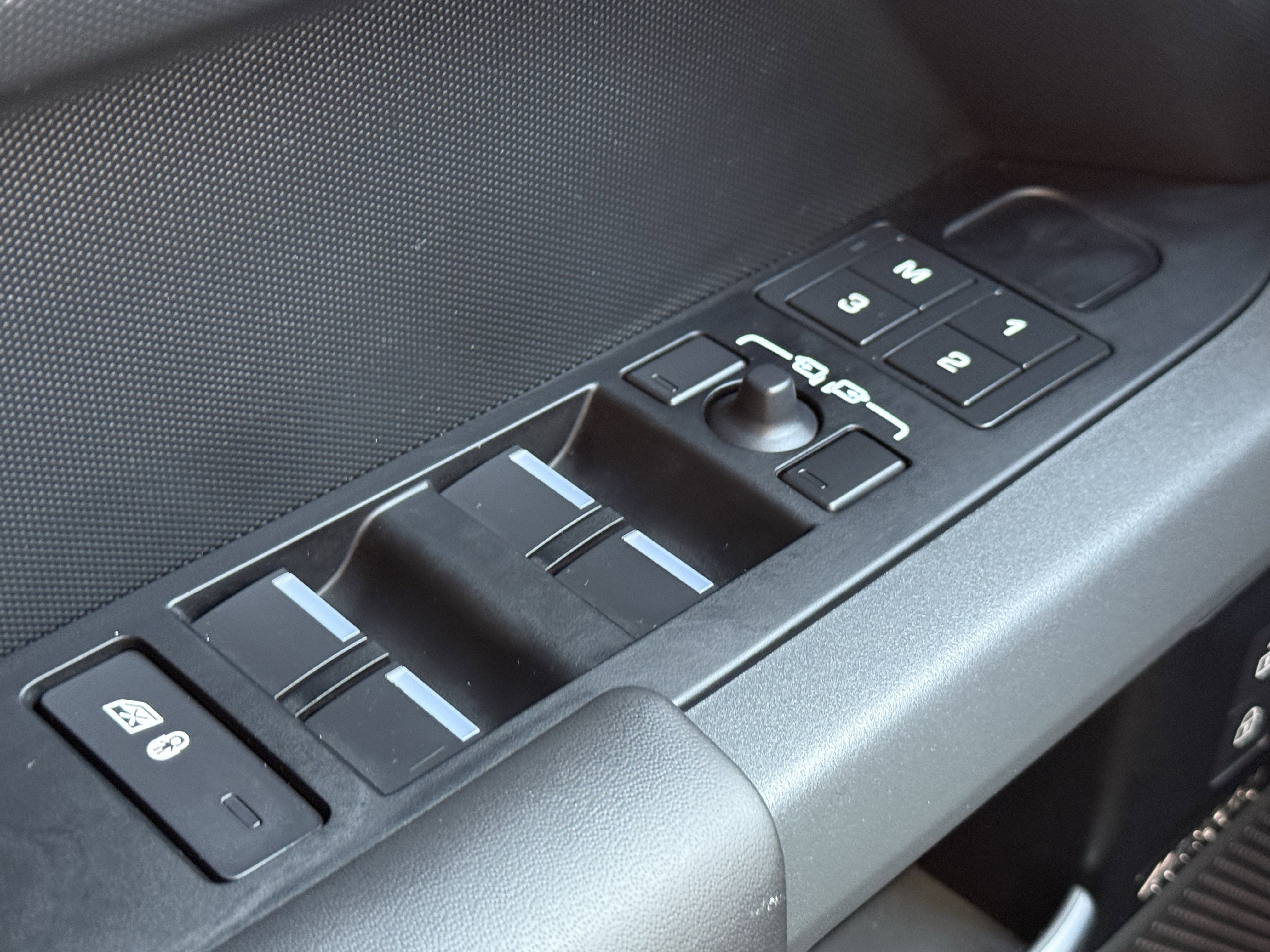 Used 2023 Land Rover Defender 110 X image 24